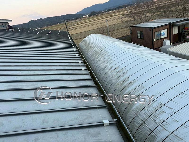 Metalen dakklemmen met staande naad zijn geïnstalleerd en klaar