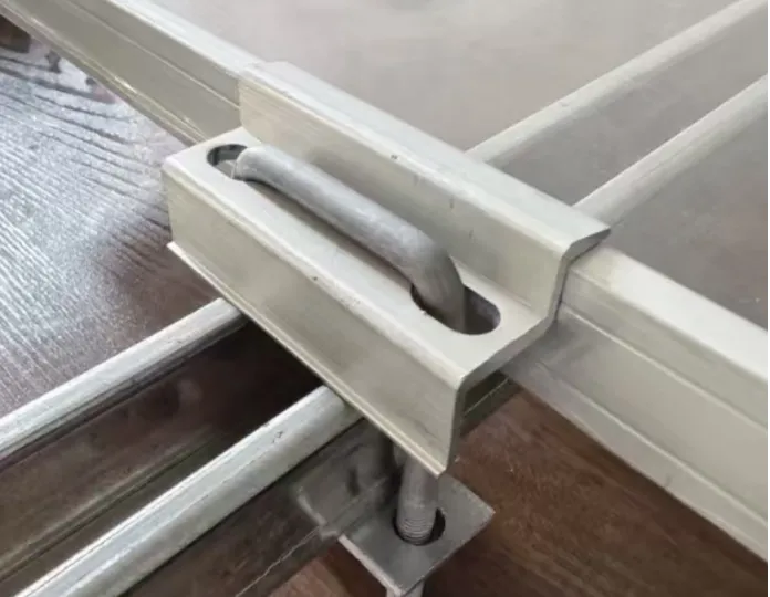 Dubbelgats midden- en eindklem op zonne-energie